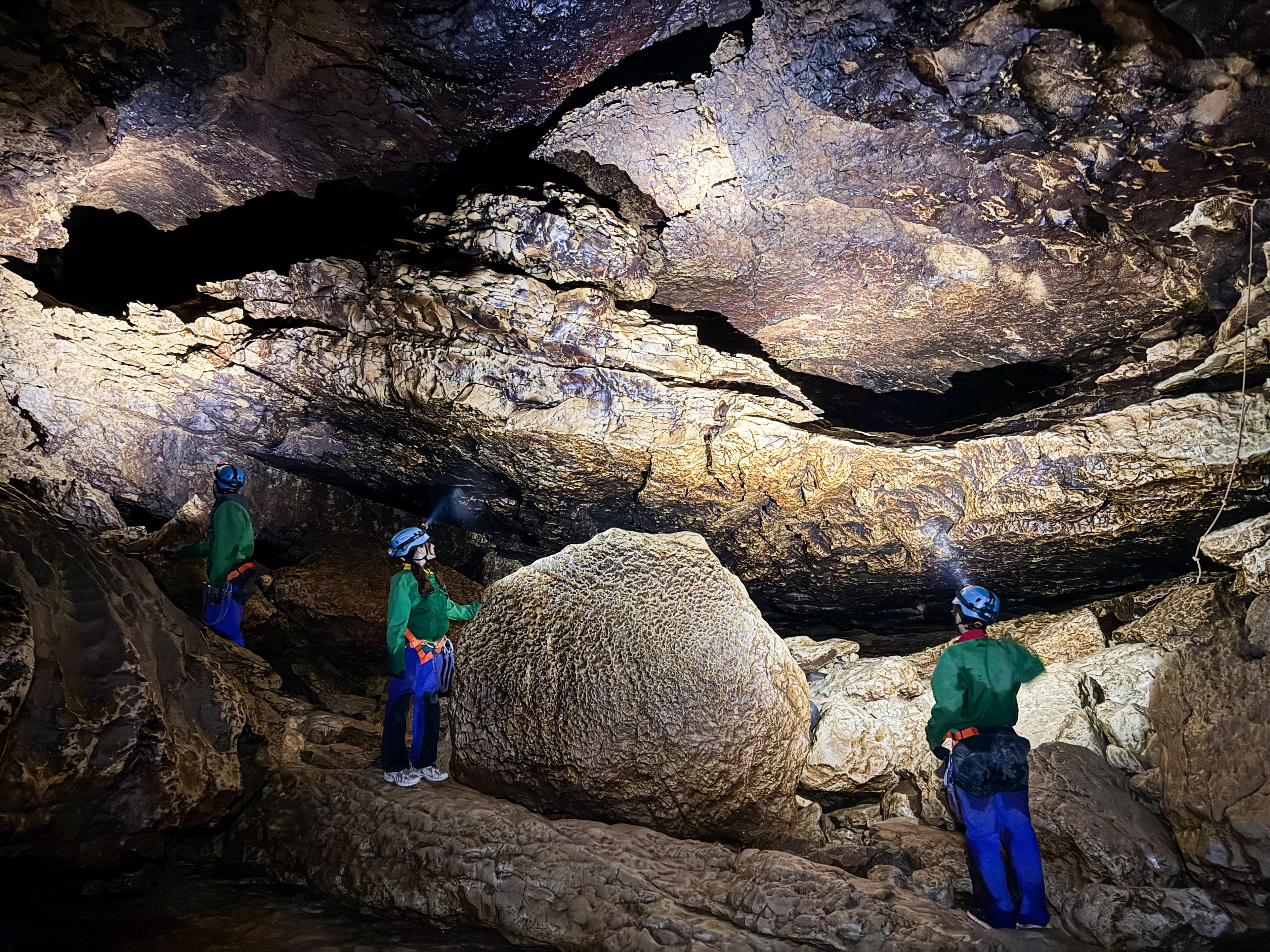 Découverte de la spéléologie à la grotte de Prérouge · Spéléologie à massif des bauges