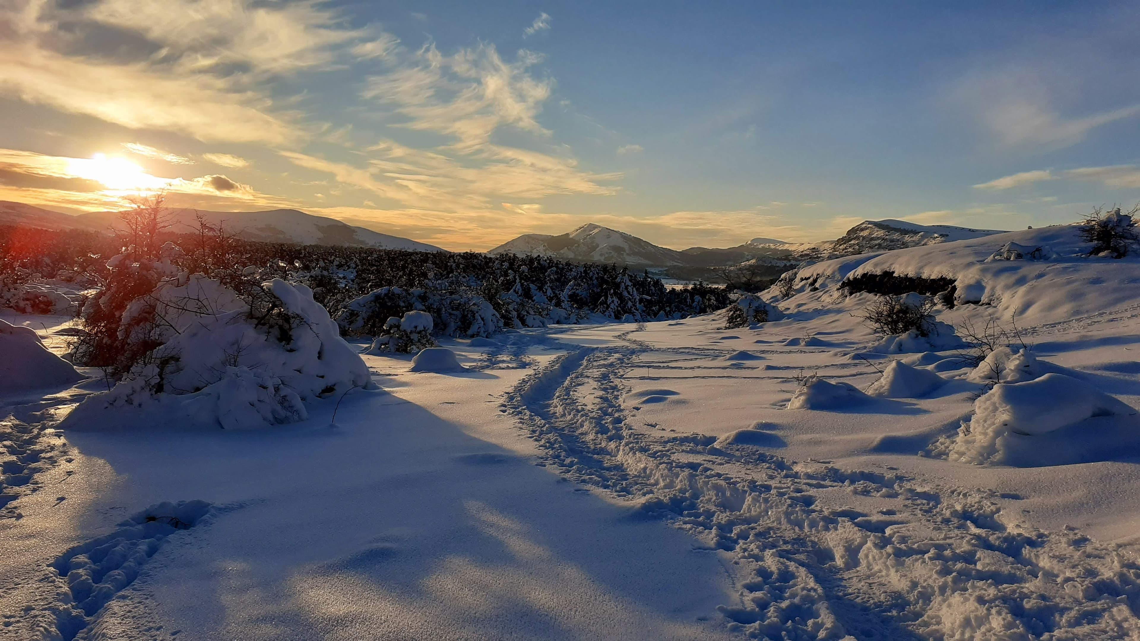 Raquettes à neige au Crépuscule · Snowshoeing in Gréolières les Neiges
